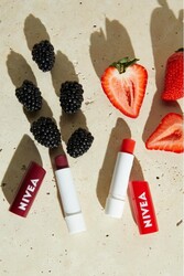 Nivea Böğürtlen Dudak Bakım Kremi Ve Parlatıcısı 4.8 G - Thumbnail